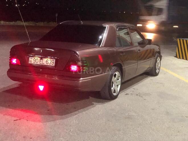 Mercedes E 220 1993, 300,000 km - 2.2 l - Bakı