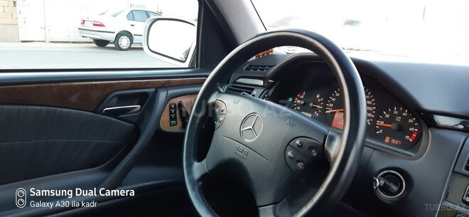 Mercedes E 240 1999, 235,000 km - 2.4 l - Salyan