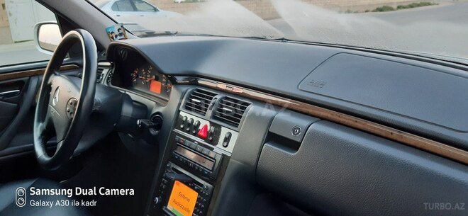 Mercedes E 240 1999, 235,000 km - 2.4 l - Salyan