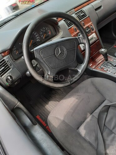 Mercedes E 240 1998, 263,776 km - 2.4 l - Göygöl