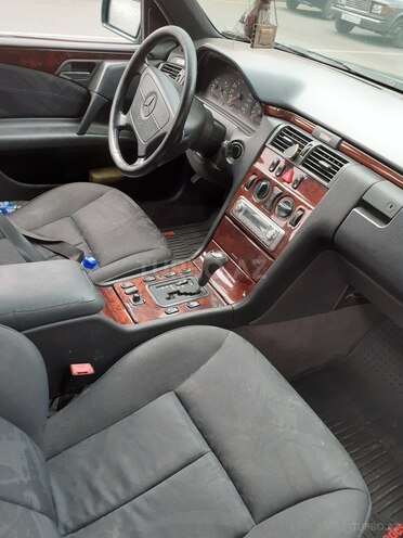 Mercedes E 240 1998, 263,776 km - 2.4 l - Göygöl