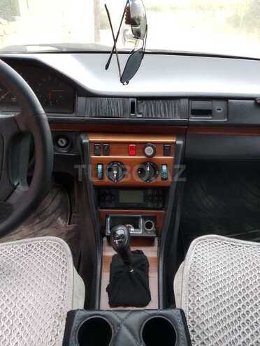 Mercedes E 200 1993, 544,160 km - 2.0 l - Qobustan
