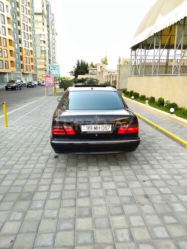 Mercedes E 270 2001, 322,000 km - 2.7 l - Bakı