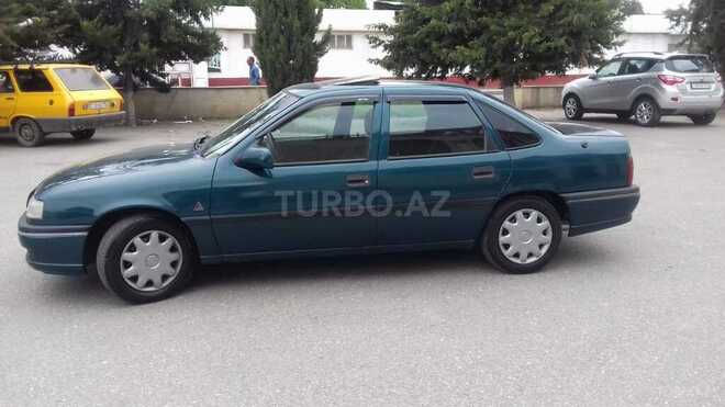 Opel Vectra 1994, 318,000 km - 1.6 л - Quba