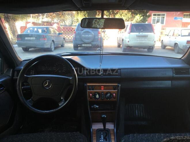 Mercedes E 220 1995, 215,677 km - 2.2 l - Bakı