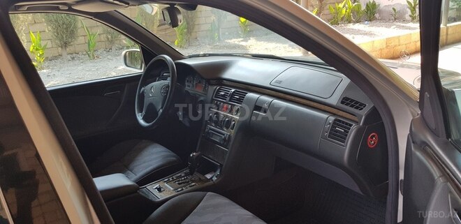 Mercedes E 240 2001, 100,000 km - 2.6 l - Bərdə