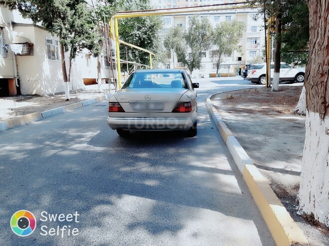 Mercedes E 200 1993, 420,000 km - 2.0 l - Sumqayıt