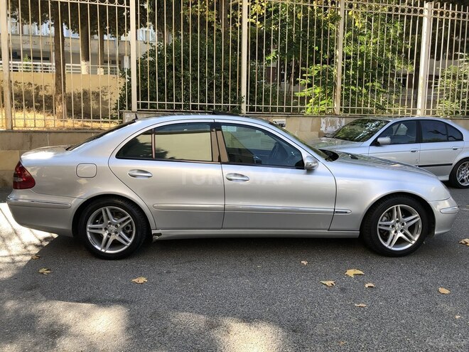 Mercedes E 220 2004, 260,000 km - 2.2 l - Bakı