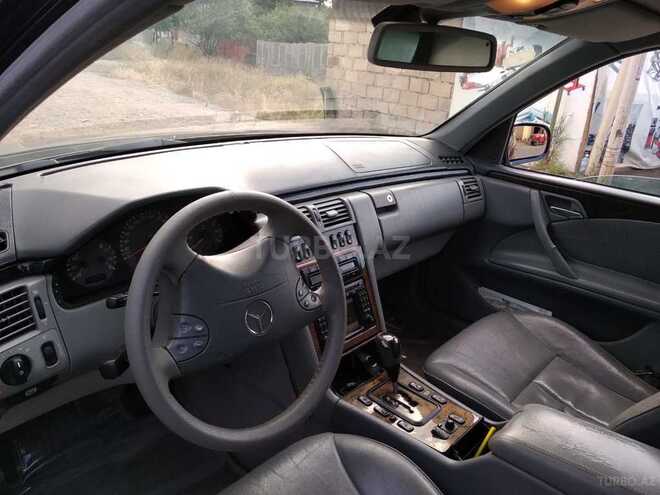 Mercedes E 260 2000, 281,000 km - 2.6 l - Quba