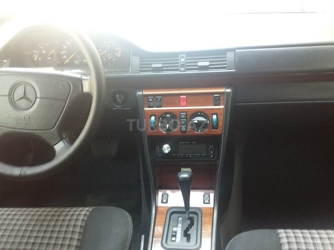 Mercedes E 220 1995, 378,500 km - 2.2 л - Bakı