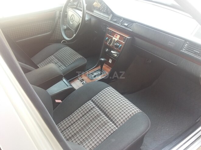 Mercedes E 220 1995, 378,500 km - 2.2 л - Bakı