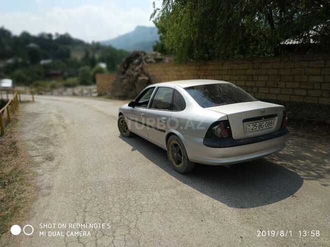 Opel Vectra 1996, 374,000 km - 1.8 l - Quba
