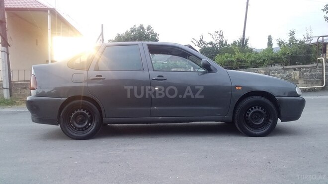 Volkswagen Polo 1996, 100,000 km - 1.9 l - Qax