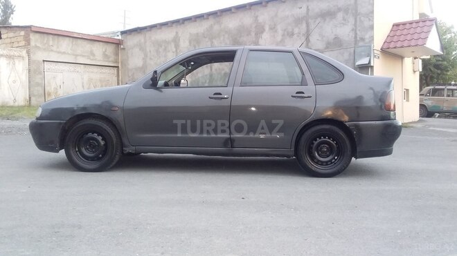 Volkswagen Polo 1996, 100,000 km - 1.9 l - Qax