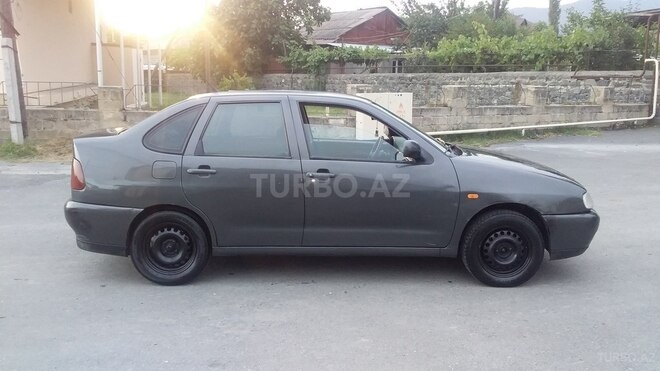 Volkswagen Polo 1996, 100,000 km - 1.9 l - Qax