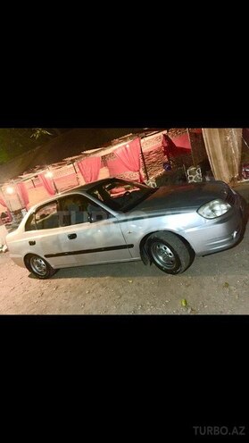 Hyundai Accent 2005, 400,000 km - 1.6 l - Qax