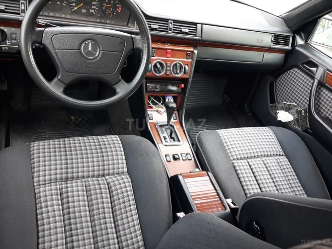 Mercedes E 220 1994, 415,800 km - 2.2 l - Bakı
