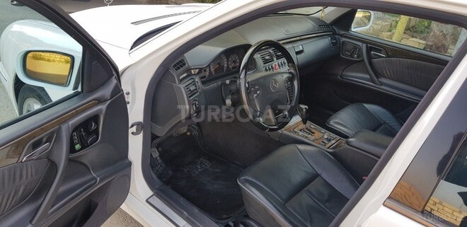 Mercedes E 260 2001, 196,000 km - 2.6 l - Bakı