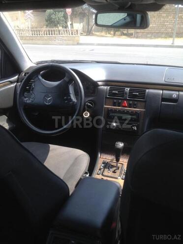 Mercedes E 220 2000, 324,157 km - 2.2 л - Bakı