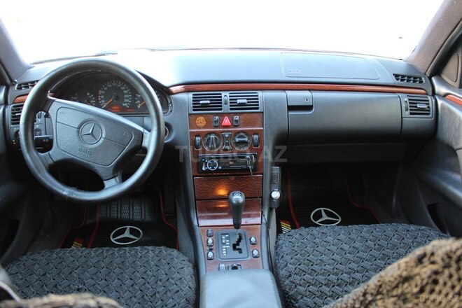 Mercedes E 240 1998, 299,000 km - 2.4 l - Bakı