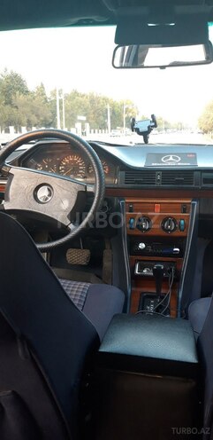 Mercedes E 220 1993, 236,000 km - 2.2 l - Sumqayıt