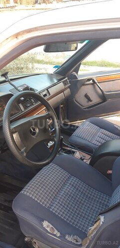 Mercedes E 220 1993, 236,000 km - 2.2 l - Sumqayıt