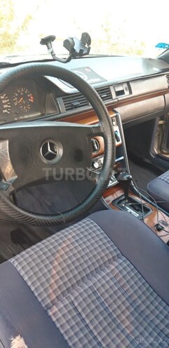 Mercedes E 220 1993, 236,000 km - 2.2 l - Sumqayıt