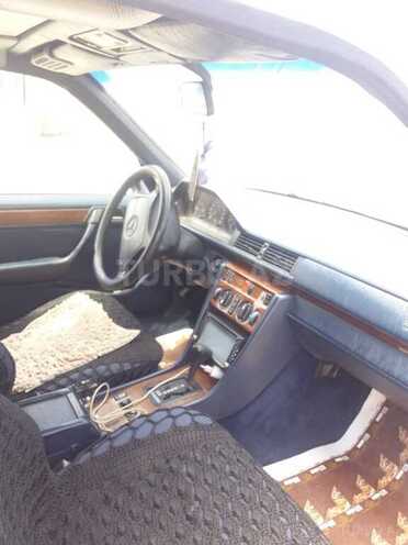 Mercedes E 220 1994, 320,000 km - 2.2 л - Sumqayıt