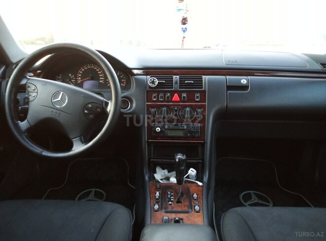 Mercedes E 200 1999, 245,000 km - 2.0 l - Bakı