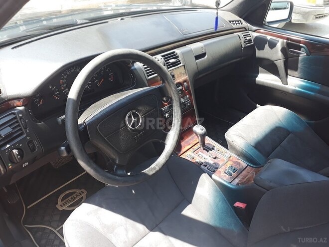 Mercedes E 240 1999, 260,000 km - 2.4 l - Sumqayıt