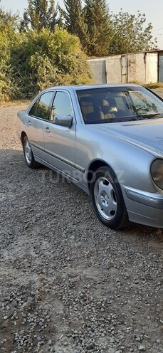 Mercedes E 220 2000, 454,000 km - 2.2 л - Biləsuvar