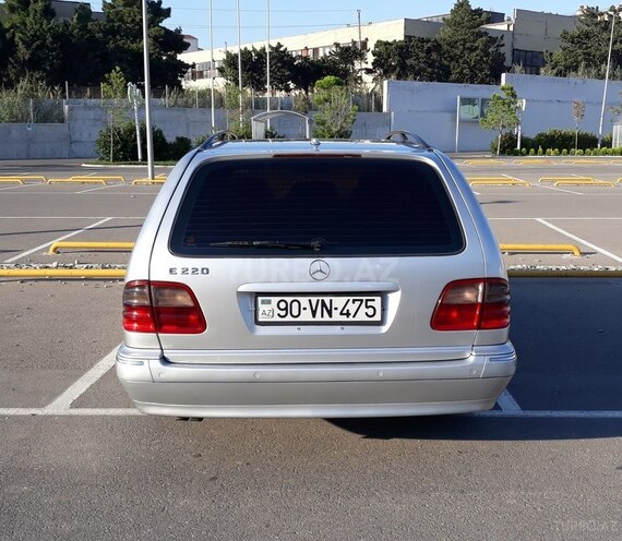 Mercedes E 220 2001, 325,000 km - 2.2 l - Bakı
