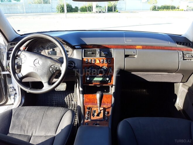 Mercedes E 220 2001, 325,000 km - 2.2 l - Bakı