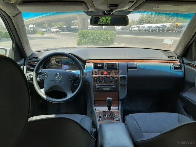 Mercedes E 240 2001, 316,000 km - 2.6 l - Bakı