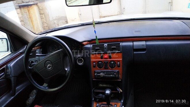 Mercedes E 220 1999, 330,000 km - 2.2 л - Bakı
