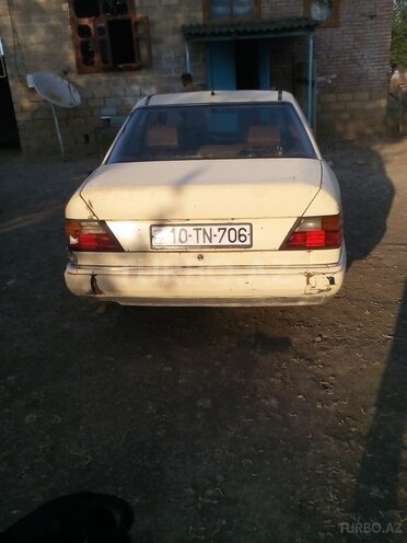 Mercedes E 250 1995, 270,000 km - 2.5 l - Masallı