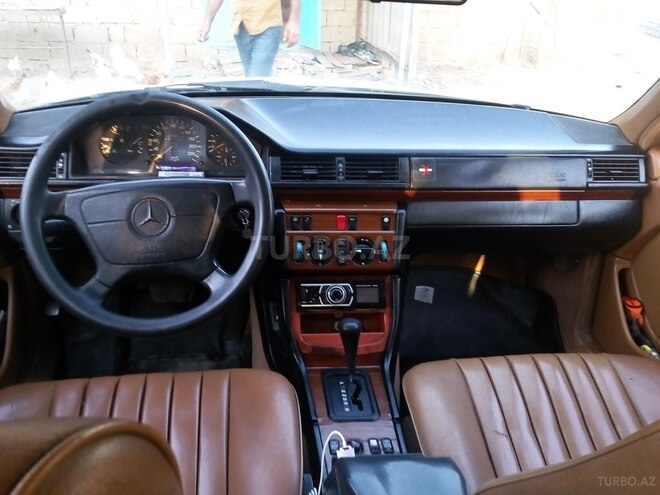 Mercedes E 250 1995, 270,000 km - 2.5 l - Masallı