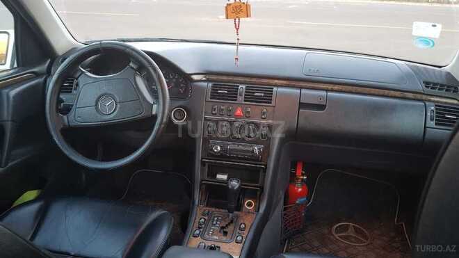 Mercedes E 240 1999, 148,000 km - 2.4 l - Bakı