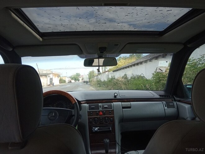 Mercedes E 230 1997, 380,000 km - 2.3 l - Quba