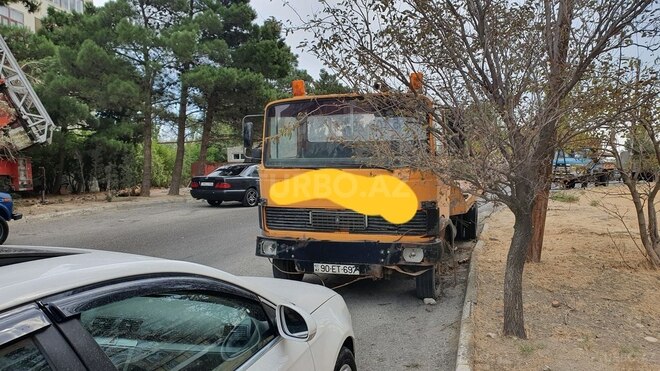 Mercedes  1985, 485,300 km - 4.7 l - Bakı