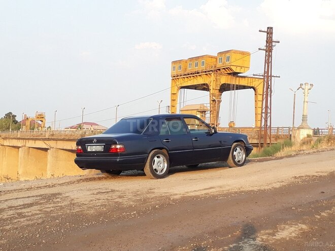 Mercedes E 220 1995, 280,000 km - 2.2 л - Bakı