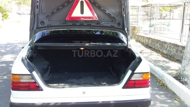 Mercedes E 200 1989, 298,000 km - 2.0 l - Şəki