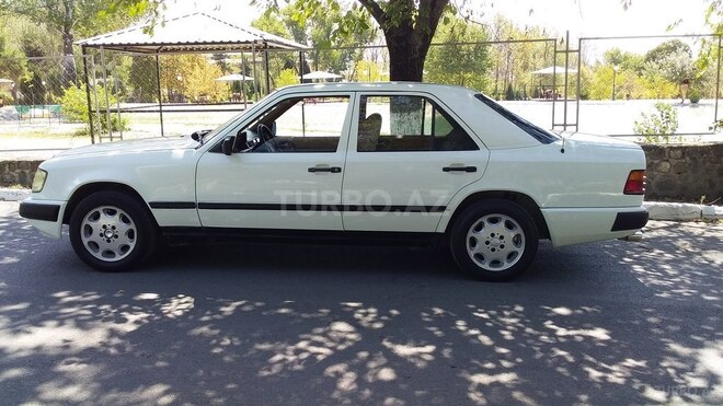 Mercedes E 200 1989, 298,000 km - 2.0 l - Şəki