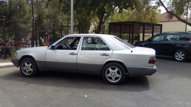 Mercedes E 200 1993, 325,659 km - 2.0 l - Bakı