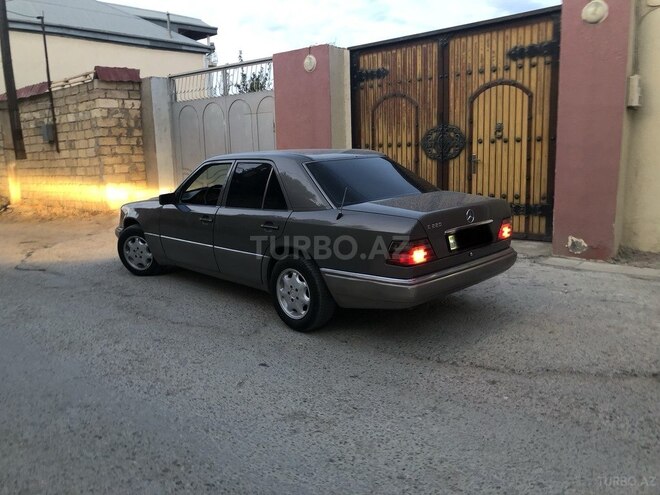 Mercedes E 220 1993, 319,000 km - 2.2 l - Bakı