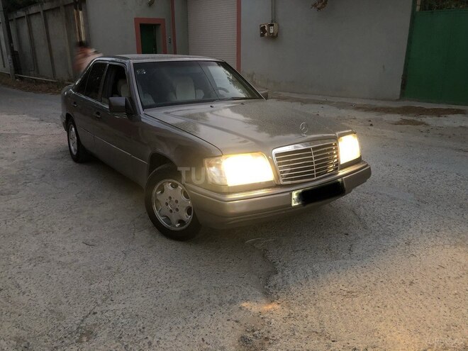 Mercedes E 220 1993, 319,000 km - 2.2 l - Bakı