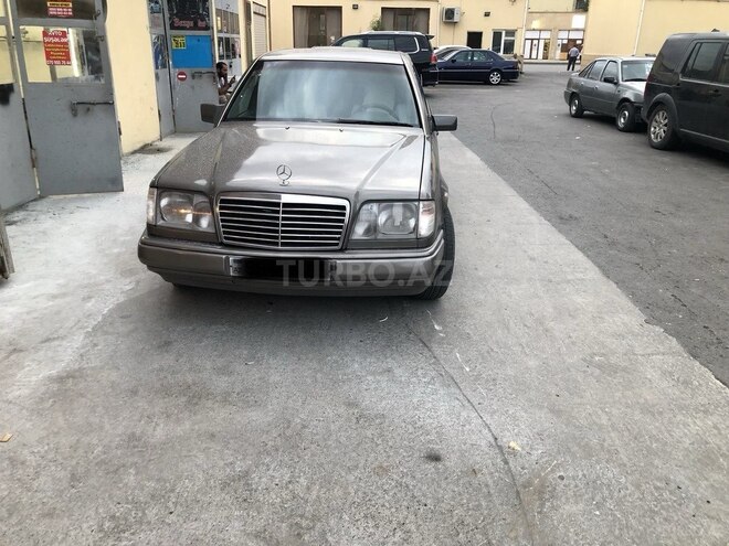 Mercedes E 220 1993, 319,000 km - 2.2 l - Bakı
