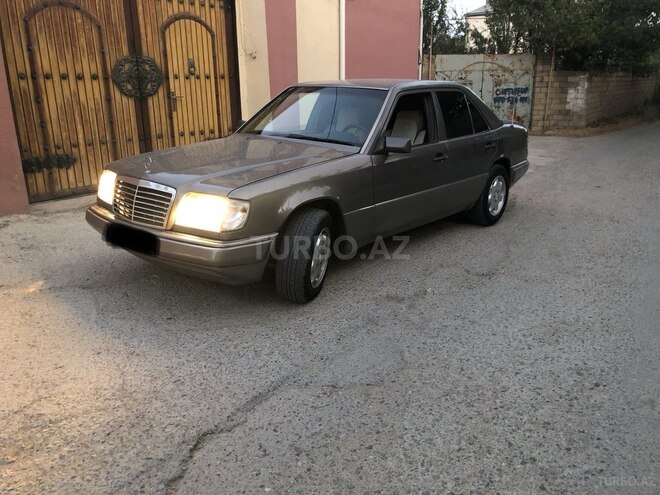 Mercedes E 220 1993, 319,000 km - 2.2 l - Bakı