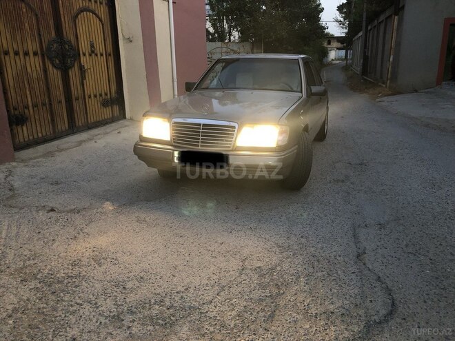 Mercedes E 220 1993, 319,000 km - 2.2 l - Bakı