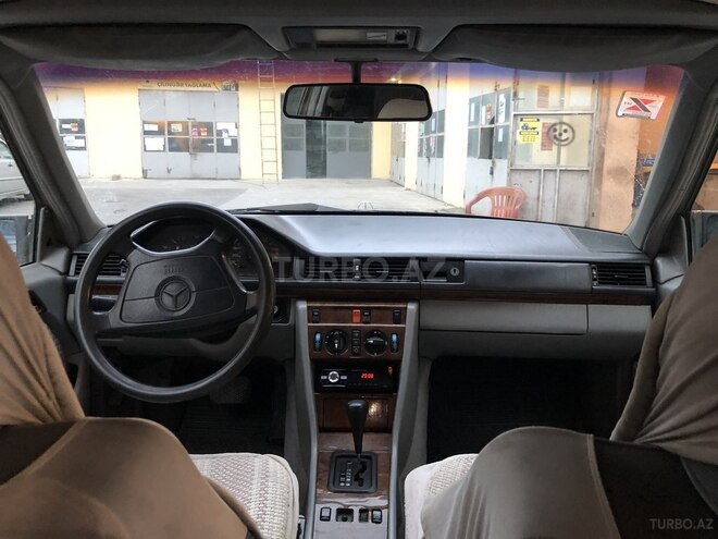 Mercedes E 220 1993, 319,000 km - 2.2 l - Bakı
